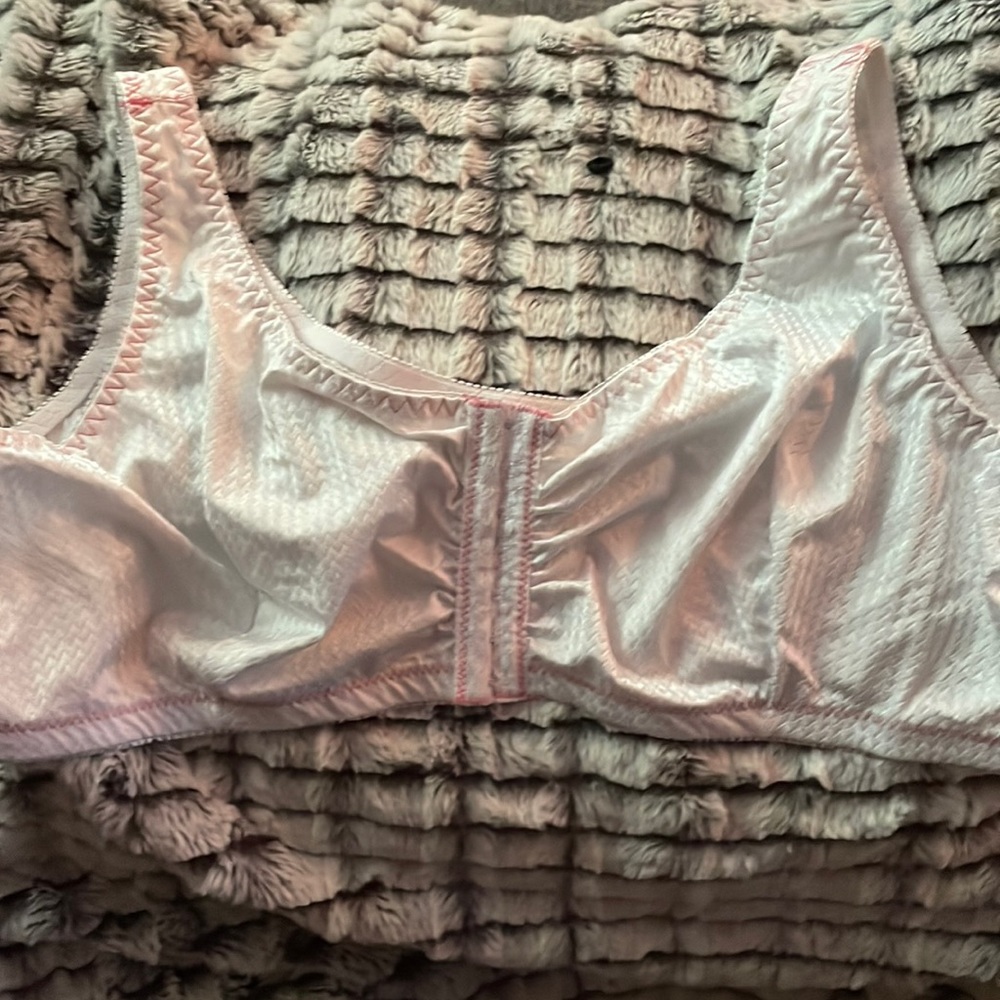 Doctors' Choice Comfort Bra®
Safely and comfortably shapes, lifts and supports